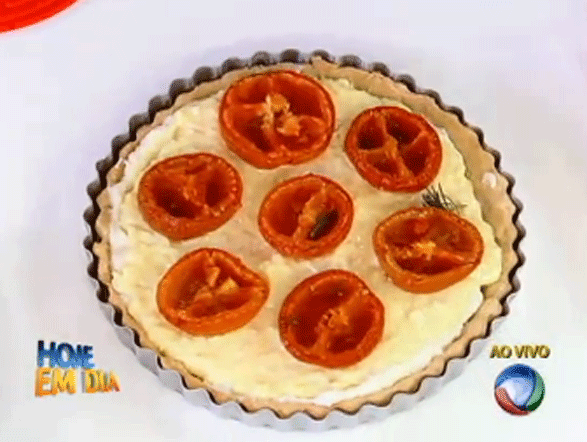 A primeira receita da semana foi um deliciosa e simples torta de tomate, prato ideal para o lanche da tarde. Que tal aprender a preparar aqui