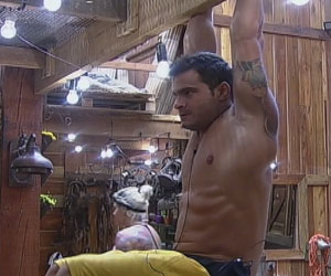 Leandro espanta tens&atilde;o com malha&ccedil;&atilde;o pesada no celeiro - A ...