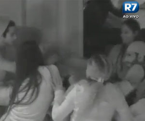 Mulheres analisam tamanho das partes íntimas dos homens do reality Mulheres analisam tamanho das partes íntimas dos homens do reality