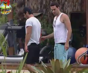 Rodrigo Carril e Victor encontram surpresinha no banheiro e se irritam com falta de higiene Rodrigo Carril e Victor encontram surpresinha no banheiro e se irritam com falta de higiene