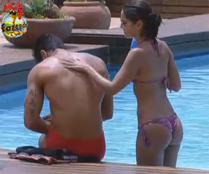 &Agrave; beira da piscina, Fl&aacute;via mima Dan e passa protetor solar em suas ...