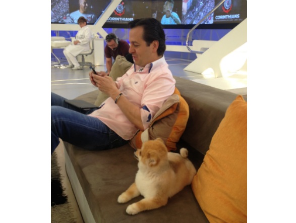 Paçoca é um dos pets mais conhecidos da Record. Nesta terça, o fofo acompanhou o "pai" Zucatelli ao trabalho, e ficou bem à vontade no estúdio do Hoje em Dia ao lado do apresentador minutos antes da atração entrar no ar. + Aproveite e veja outras matérias, fotos e receitas do Hoje em Dia!