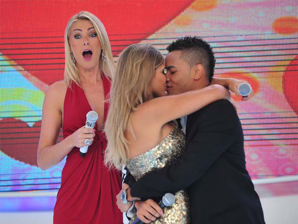 Muitos casais já passaram poucas e boas no quadro Jogo da Afinidade e tiveram que provar o amor era maior que os ciúmes. Pouco antes do casamento, o casal Dani Souza e Dentinho enfrentaram o Jogo da afinidade. Dani confessou ser a mais ciumenta do casal. Veja mais casais que tiveram que se controlar ao ver as Outras e os Ricardões tirando uma casquinha de seus amados!