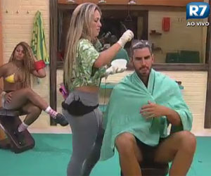 Ísis pinta o cabelo de Thyago no box Ísis pinta o cabelo de Thyago no box