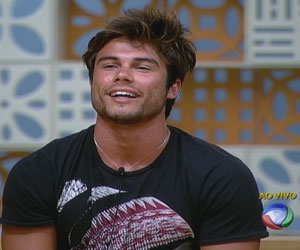 Com XX% dos votos, Victor continua no reality