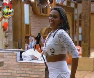 Angelis surpreende participantes com roupa ousada Angelis surpreende participantes com roupa ousada