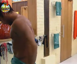 Ao se secar, Victor deixa a toalha cair Ao se secar, Victor deixa a toalha cair