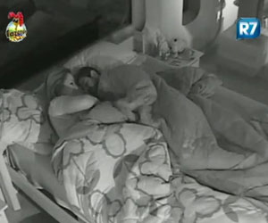 Thyago e Ísis trocam carícias debaixo do edredom Thyago e Ísis trocam carícias debaixo do edredom