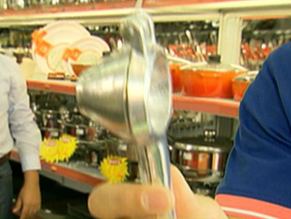 Quanto você gasta nos utensílios de cozinha? Muito? Acha caro? Edu Guedes foi até o centro de São Paulo e deu diversas dicas de produtos baratos como um espremedor limão  que custa R$ 5,00.  Assista ao vídeo completo+ Aprenda tortas deliciosas feitas por Edu Guedes!  + Conheça a casa das celebridades antes da fama.  + Salve sua roupa preferida com dicas do Dr. Tira Manchas  + Você viu? Zucatelli usou espartilho no programa! 