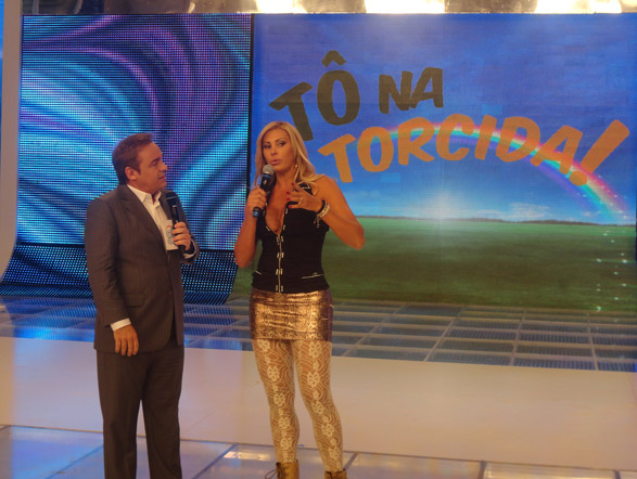 Logo após sair do reality A Fazenda, Angela Bismarchi se emocionou ao ouvir carta do ex marido e lembrar da morte da irmã Assista ao video