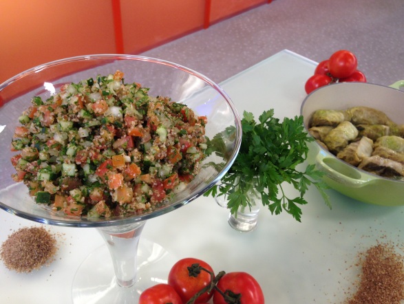 Edu Guedes começou a semana com uma receita deliciosa! Charutinho acompanhado de tabule. Quer aprender? Clique! Assista ao vídeo e aprenda!