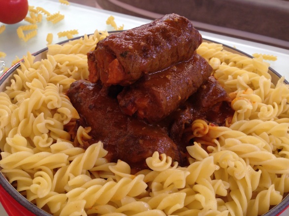 Edu Guedes preparou um delicioso bife à rolê. Além de rápida e prática, a receita é perfeita para acompanhar a tradicional macarronada. Mãos à obra! Veja os ingredientes e o preparo!