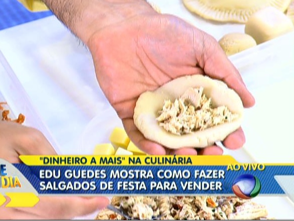 Refogue a cebola e adicione o frango desfiado. Coloque o tomate, a salsa picada e o colorau. Acerte o sal e a pimenta ou cubos de queijo. Veja os ingredientes e aprenda a preparar essa delícia!