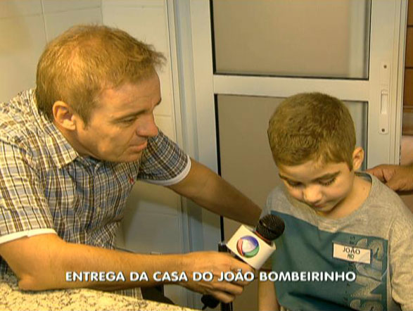 No programa deste domingo (5), os telespectadores se emocionaram com a história de João Bombeirinho! Assista ao vídeo e saiba tudo sobre a vida desse menino encantador!Clique aqui e acompanhe a entrega da casa do João Bombeirinho!