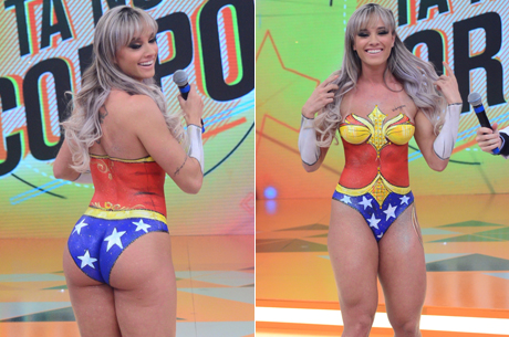 Juju Salimeni tira toda a roupa e fica peladona no palco