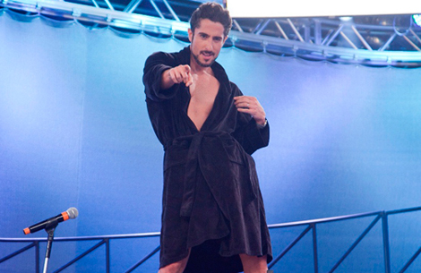 Marcos Mion tira a roupa no palco do programa Marcos Mion tira a roupa no palco do programa