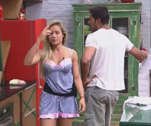 Aryane critica corpo de rival de seu namorado Aryane critica corpo de rival de seu namorado