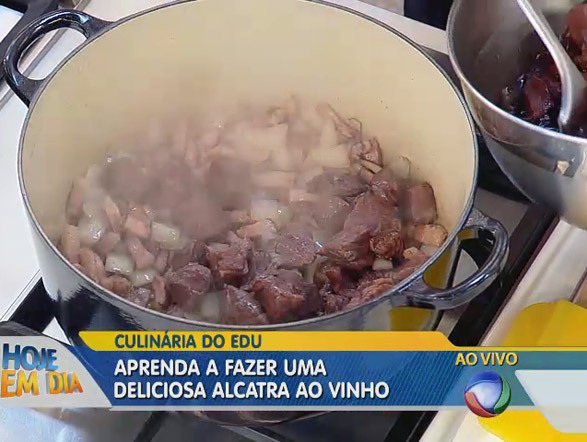 No dia seguinte, coloque a carne aos poucos para dourar junto com todos os ingredientes adicionados Aproveite e veja outras matérias, fotos e receitas do Hoje em Dia! Já curtiu a página do Hoje em Dia no Facebook? Clique! Siga o Hoje em Dia no Twitter e receba todas as notícias