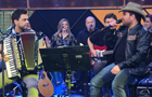 Zezé Di Camargo e Luciano voltam ao palco do Legendários e cantam seus sucessos