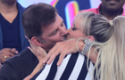 Juju Salimeni dá um beijão na boca de Raul Gazolla