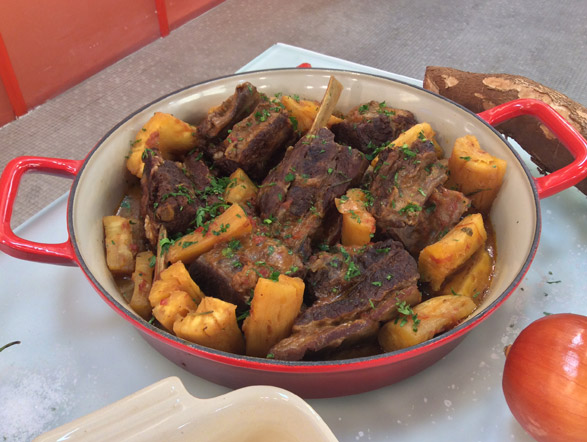 Tem muita gente que adora comer costela, mas não sabe fazer do jeito certo. A carne tem que ficar macia, saborosa e ainda ter um acompanhamento delícia. Por isso, Edu Guedes preparou essa receita especial para os fãs de comida bem temperada. Anote Aproveite e veja outras matérias, fotos e receitas do Hoje em Dia! Já curtiu a página do Hoje em Dia no Facebook? Clique! Siga o Hoje em Dia no Twitter e receba todas as notícias