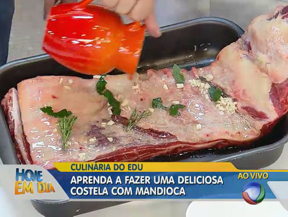 Você tem duas opções: na panela ou assada. Se preferir no forno, é só colocar 2 quilos de costela em um refratário com 2 dentes de alho picado, 3 ramos de alecrim, 3 folhas de louro e 1 dose de cachaça. Deixar marinar por 1 hora Aproveite e veja outras matérias, fotos e receitas do Hoje em Dia! Já curtiu a página do Hoje em Dia no Facebook? Clique! Siga o Hoje em Dia no Twitter e receba todas as notícias