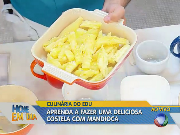 Enquanto isso, passar 1 colher de sopa de manteiga numa assadeira, colocar 1 kg de mandioca descascada e  um pouco mais de manteiga por cima, sal e queijo ralado por cima e levar ao forno para gratinar Aproveite e veja outras matérias, fotos e receitas do Hoje em Dia! Já curtiu a página do Hoje em Dia no Facebook? Clique! Siga o Hoje em Dia no Twitter e receba todas as notícias