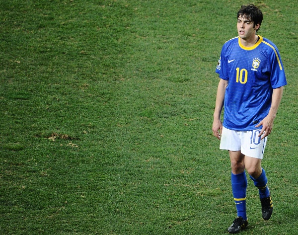 Kaká, o camisa 10 da seleção brasileira, não conseguiu fazer a diferença na Copa do Mundo e deixou o gramado do estádio Nelson Mandela Bay cabisbaixo