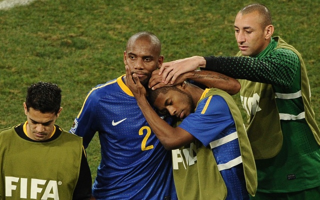 Jogadores brasileiros deixam desolados o campo. Da esquerda para a direita: Josué, Maicon, Michel Bastos e Gomes
