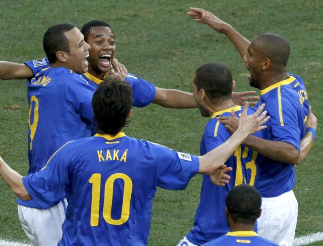 Jogadores brasileiros fazem a festa depois do gol de Robinho